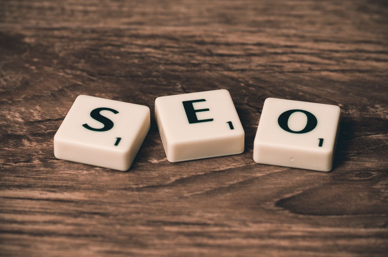 Des lettres de Scrabble formant SEO sur une surface en bois. Parfait pour les thèmes de marketing digital.